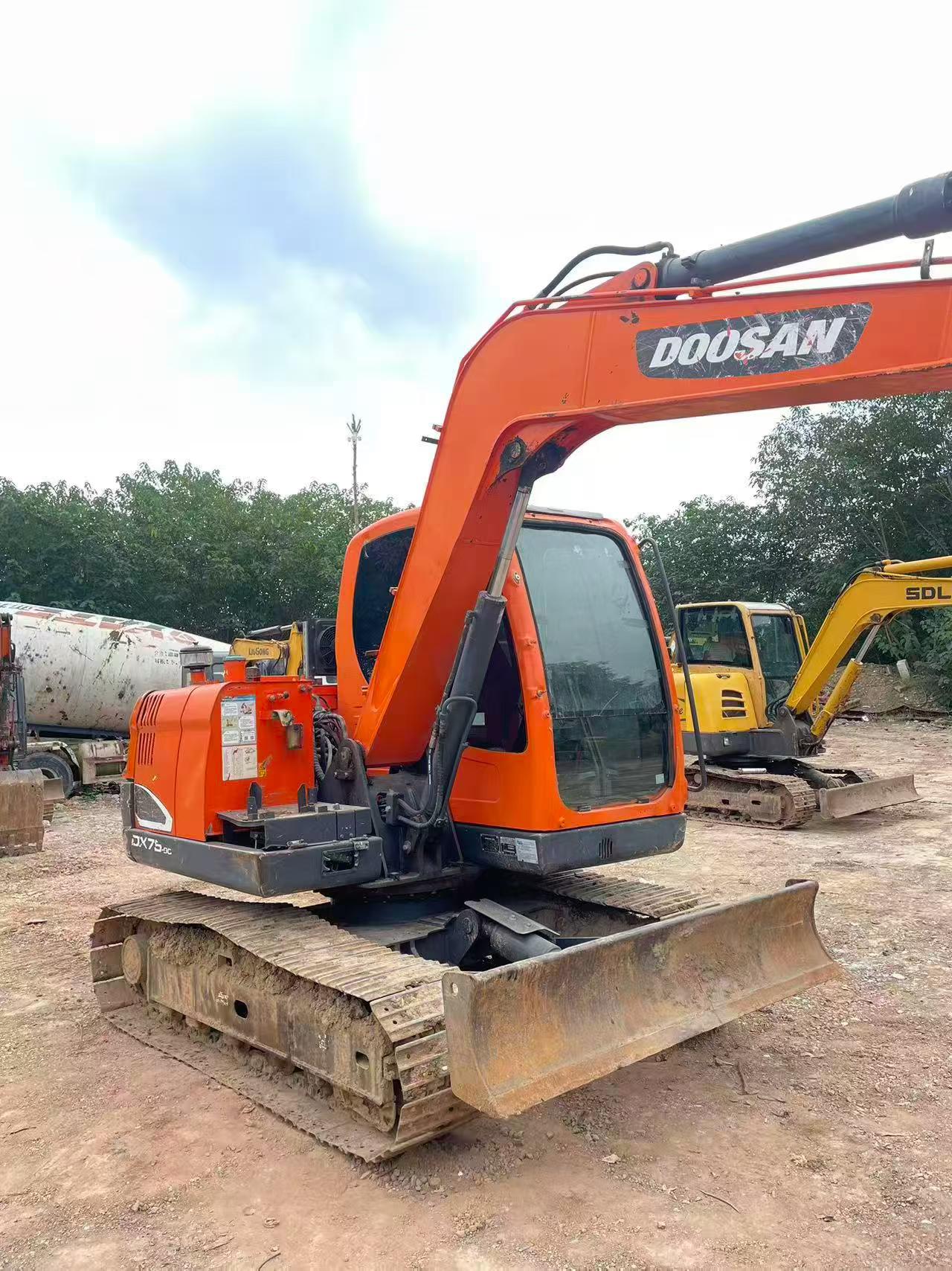 Compre Escavadeira Doosan DX75 Usada / 3