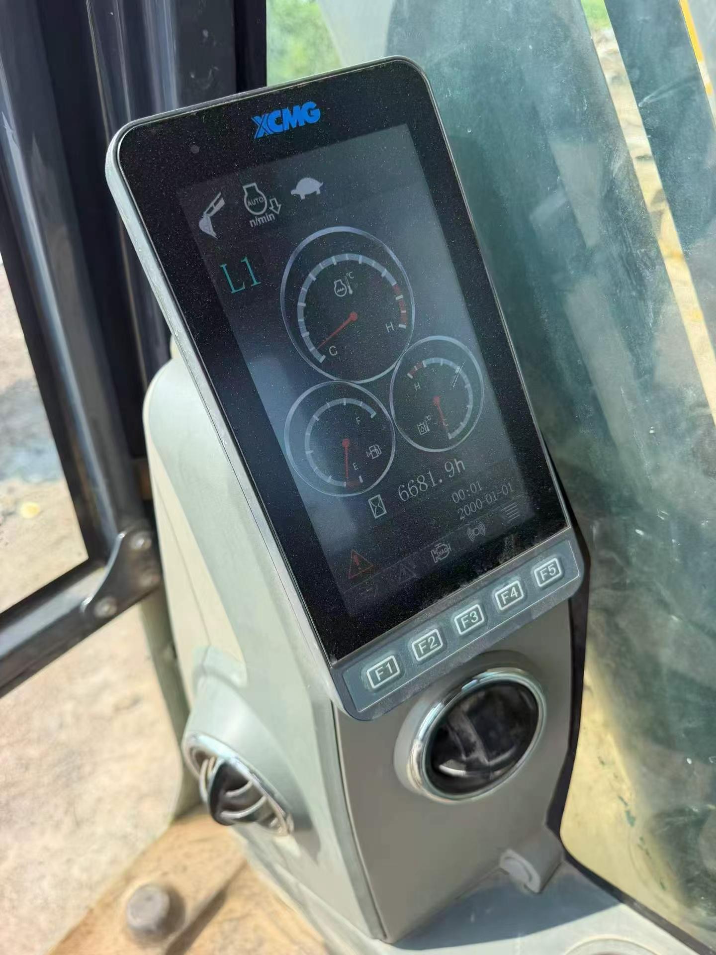 شراء حفارة XCMG XE240D مستعملة / 8