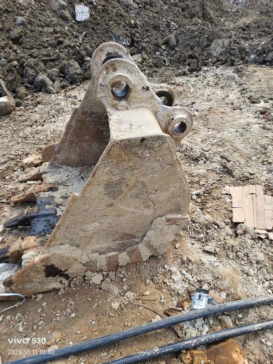 Buy Kobelco SK200 Used Excavator / 1