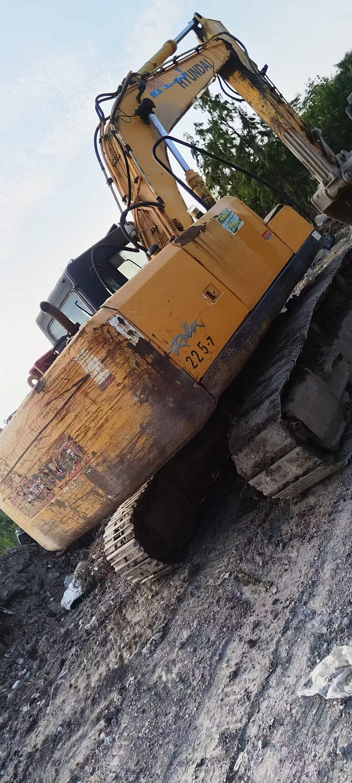 Buy Hyundai R215-7 Used Excavator / 2