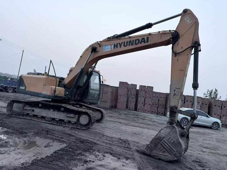 Buy Hyundai R215-7 Used Excavator / 1