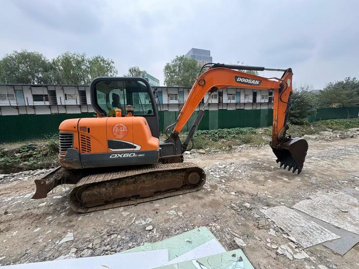 Buy Doosan DH60 Used Excavator / 1