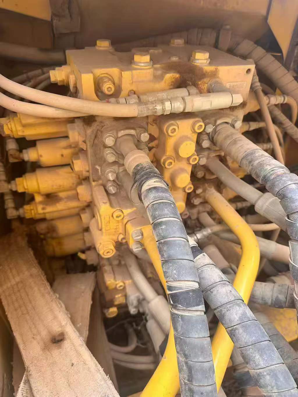 Buy Komatsu PC220-8 Used Excavator / 4