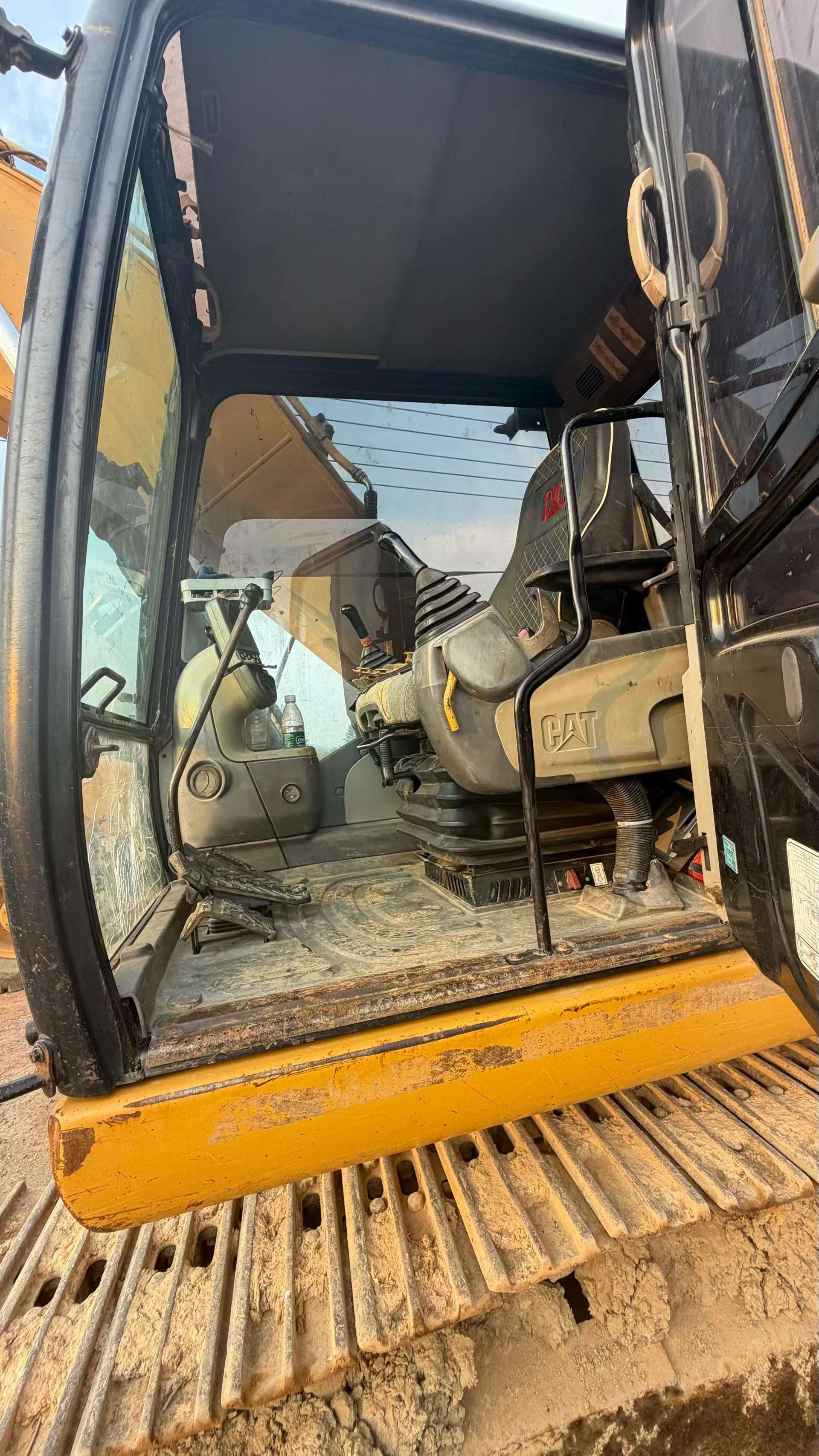 Buy Caterpillar 320D Used Excavator / 8