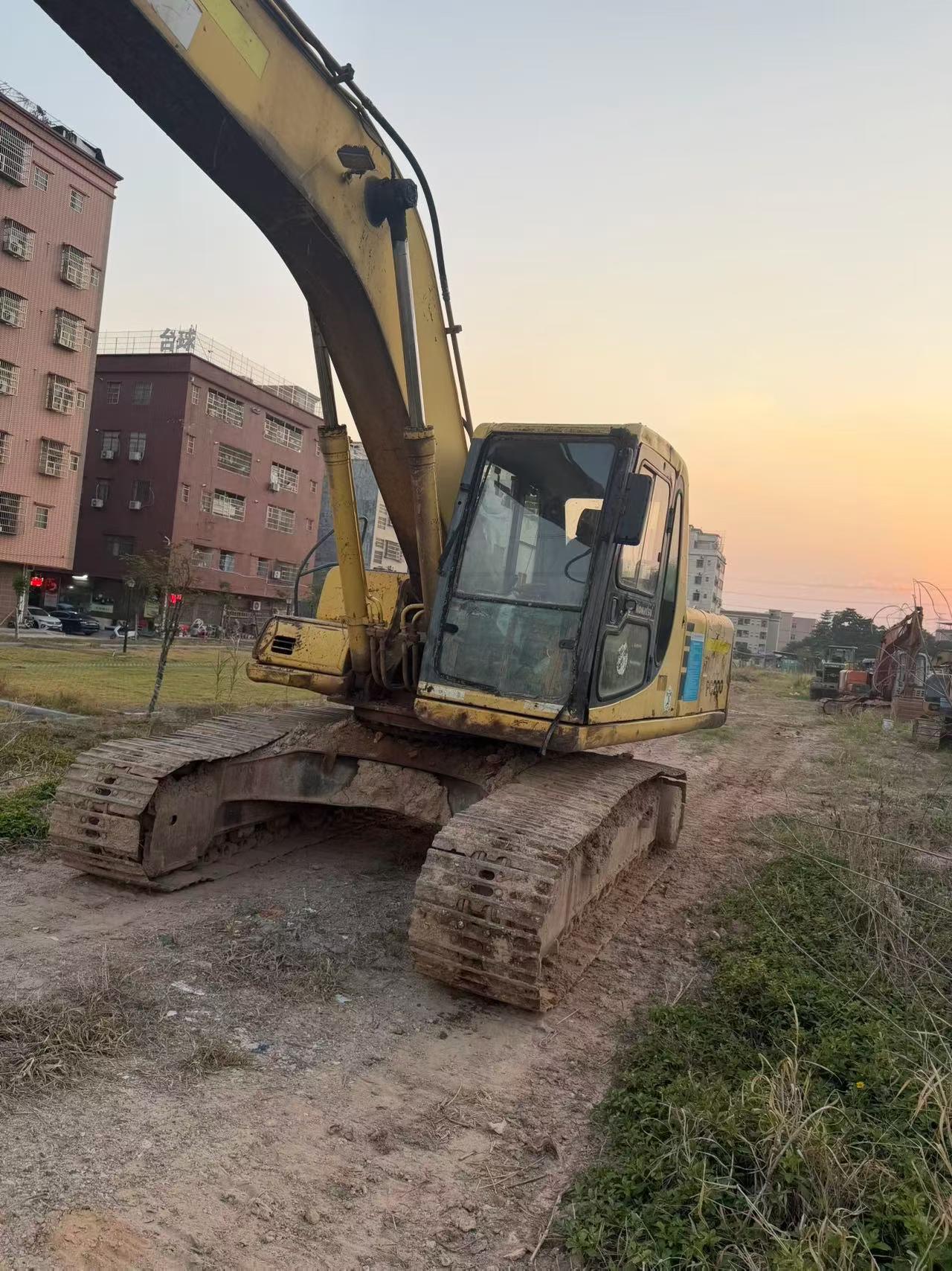 Buy Komatsu PC200-6E Used Excavator / 3