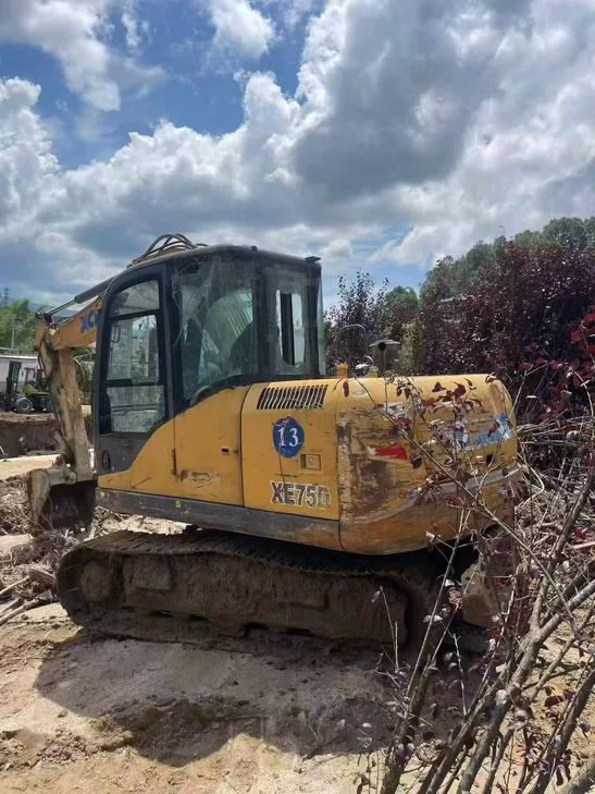 Buy XCMG XE75D Used Excavator / 1