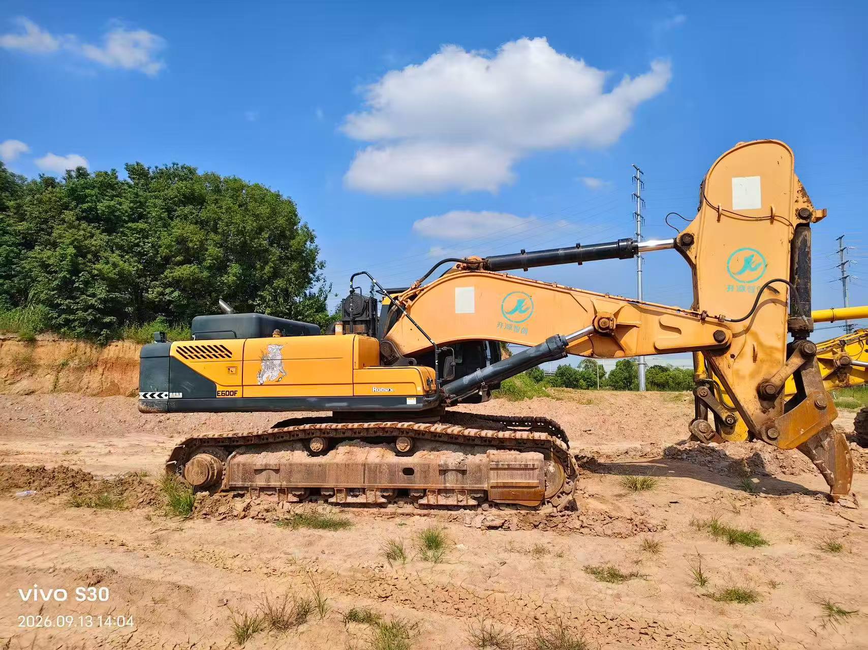 Buy Hyundai R520LC Used Excavator / 2