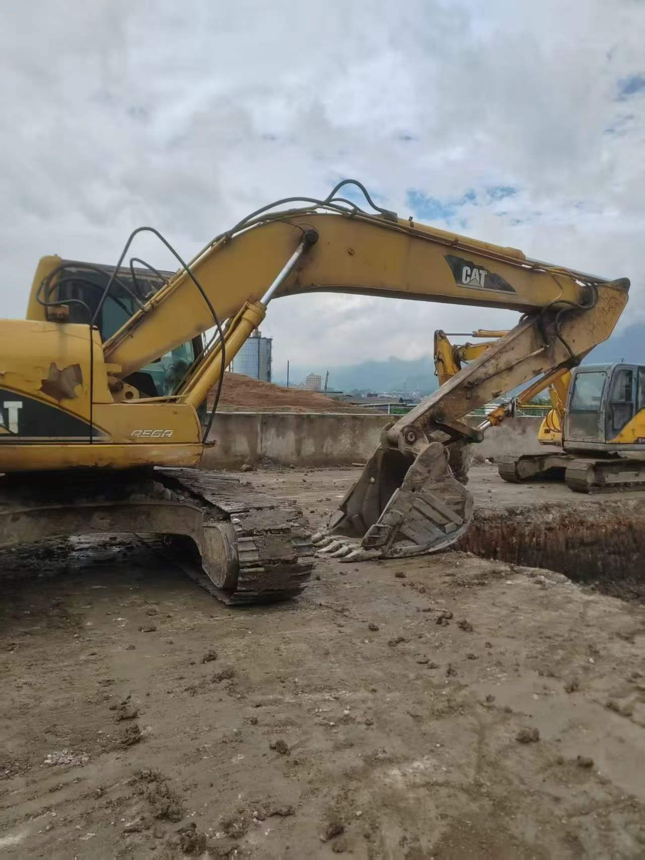 Buy Caterpillar 320C Used Excavator / 3