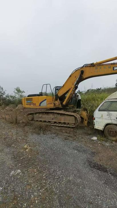 Buy Kato HD1023R Used Excavator / 1