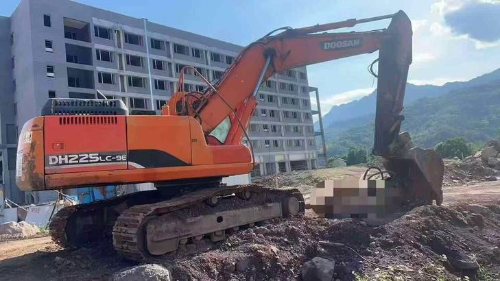 Buy Doosan DH215-7 Used Excavator / 1