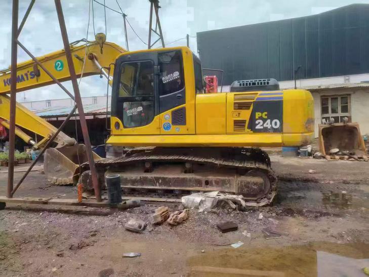Buy Komatsu PC220-8 Used Excavator / 1