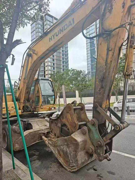 Buy Hyundai R210W Used Excavator / 1