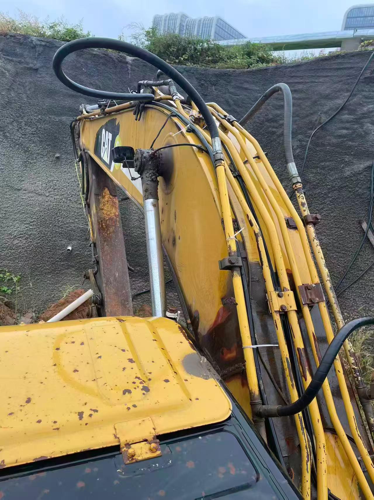 شراء حفارة Caterpillar 320A مستعملة / 6