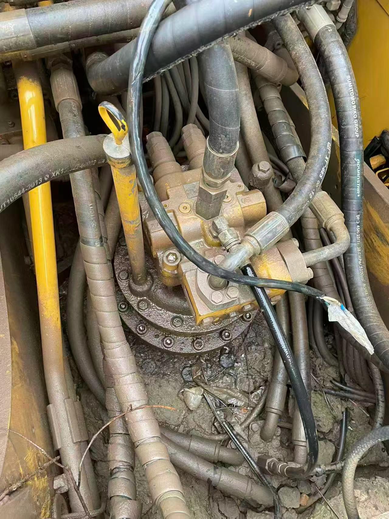 شراء حفارة Caterpillar 320A مستعملة / 2