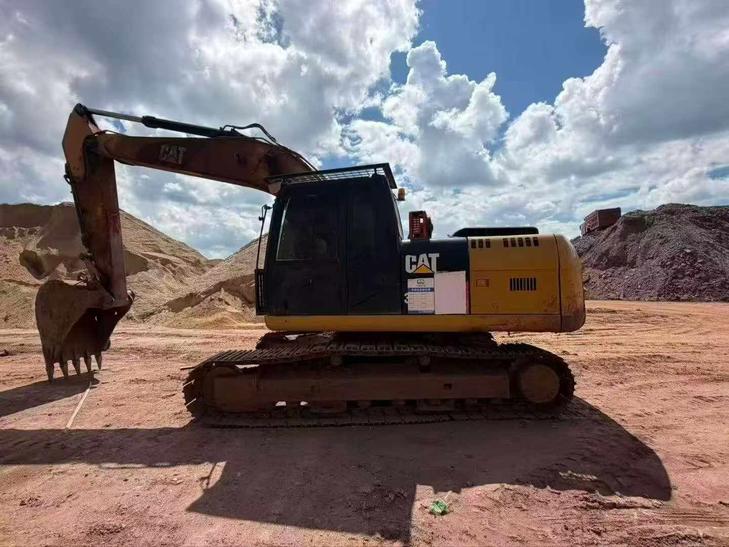 Buy Caterpillar 323 Used Excavator / 1