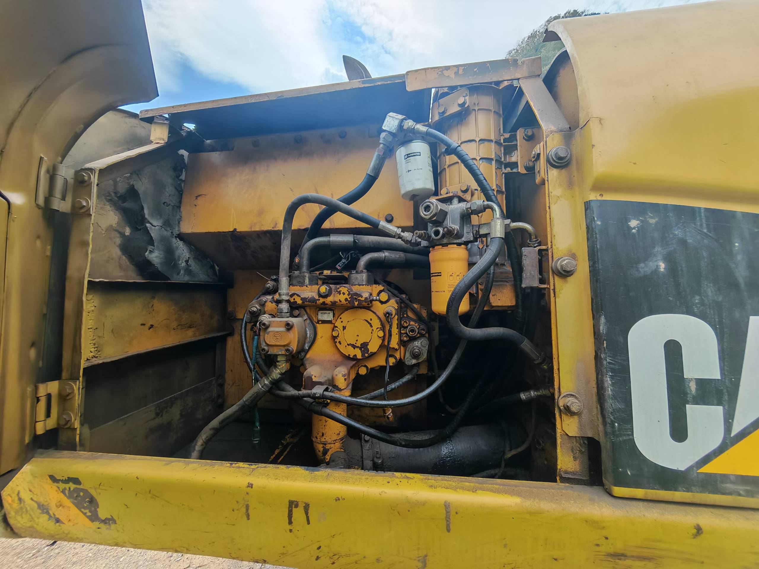 Buy Caterpillar 320C Used Excavator / 2