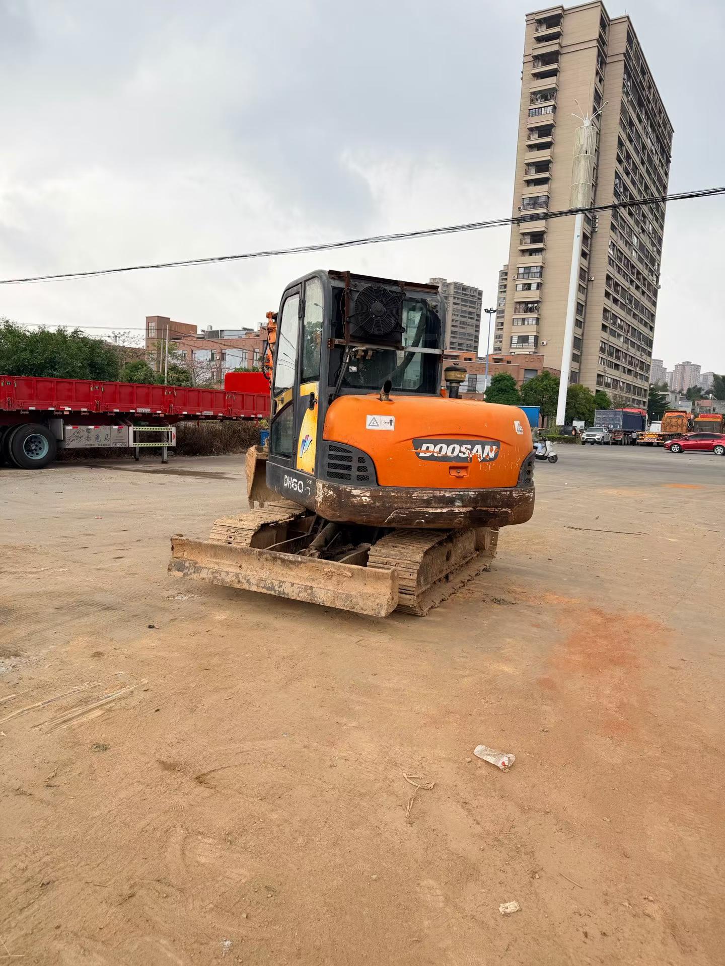 Buy Doosan DH60-7 Used Excavator / 4