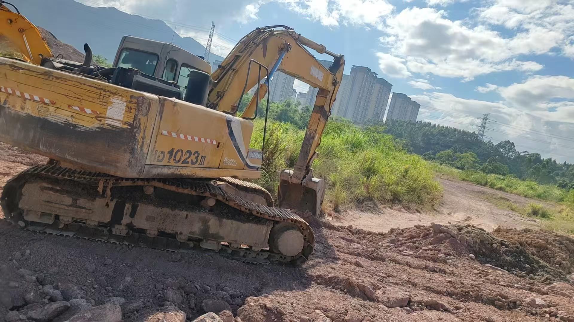 Buy Kato HD1023-LC Used Excavator / 4