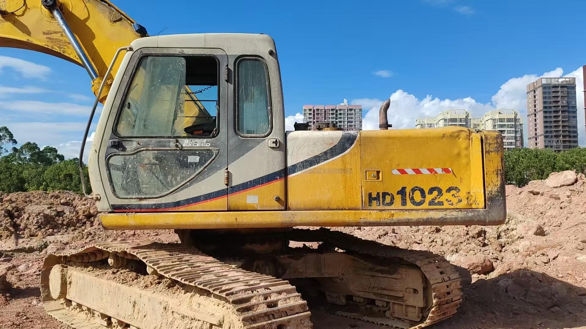 Buy Kato HD1023-LC Used Excavator / 2