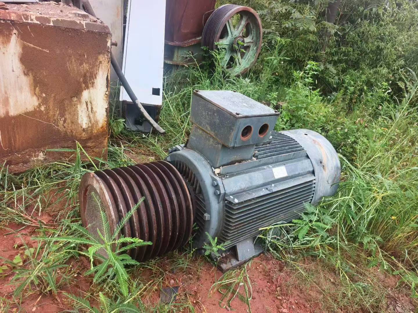 Compre Trituradora Trituradora de cono SBM HPT400 Usada / 3