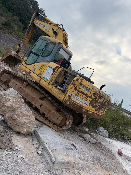 Buy Komatsu PC200-7 Used Excavator / 1