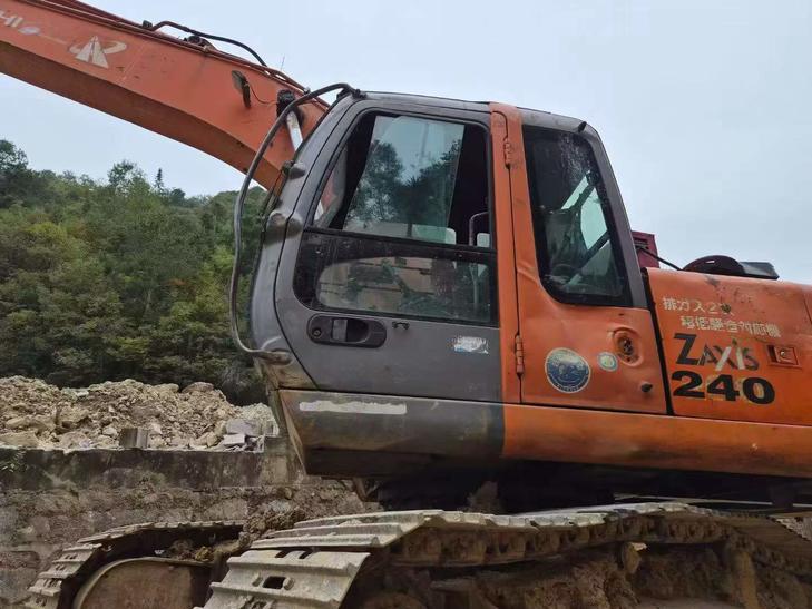 Buy Hitachi ZX200-6 Used Excavator / 1