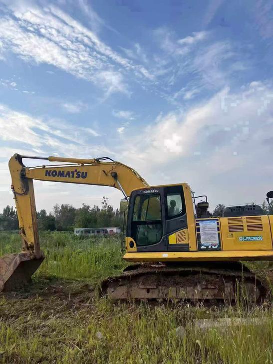 Buy Komatsu HB215LC-1 Used Excavator / 1