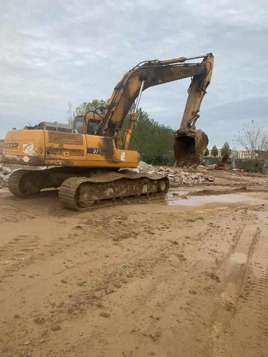 Buy Hyundai R300LC-5 Used Excavator / 1