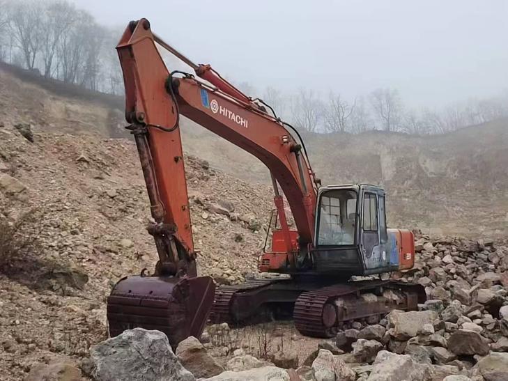 Buy Hitachi EX200-5 Used Excavator / 1