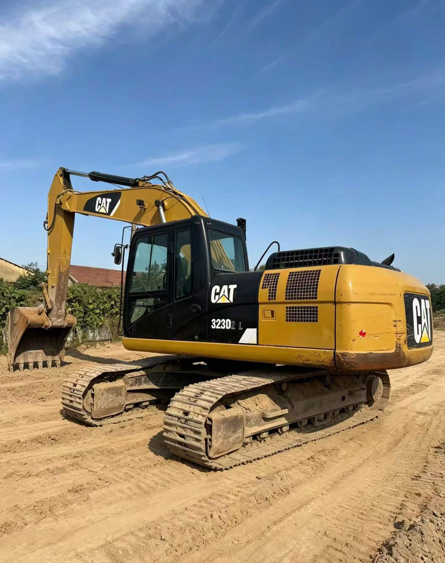 Buy Caterpillar 323D2L Used Excavator / 2 Buy Caterpillar 323D2L Used Excavator / 2