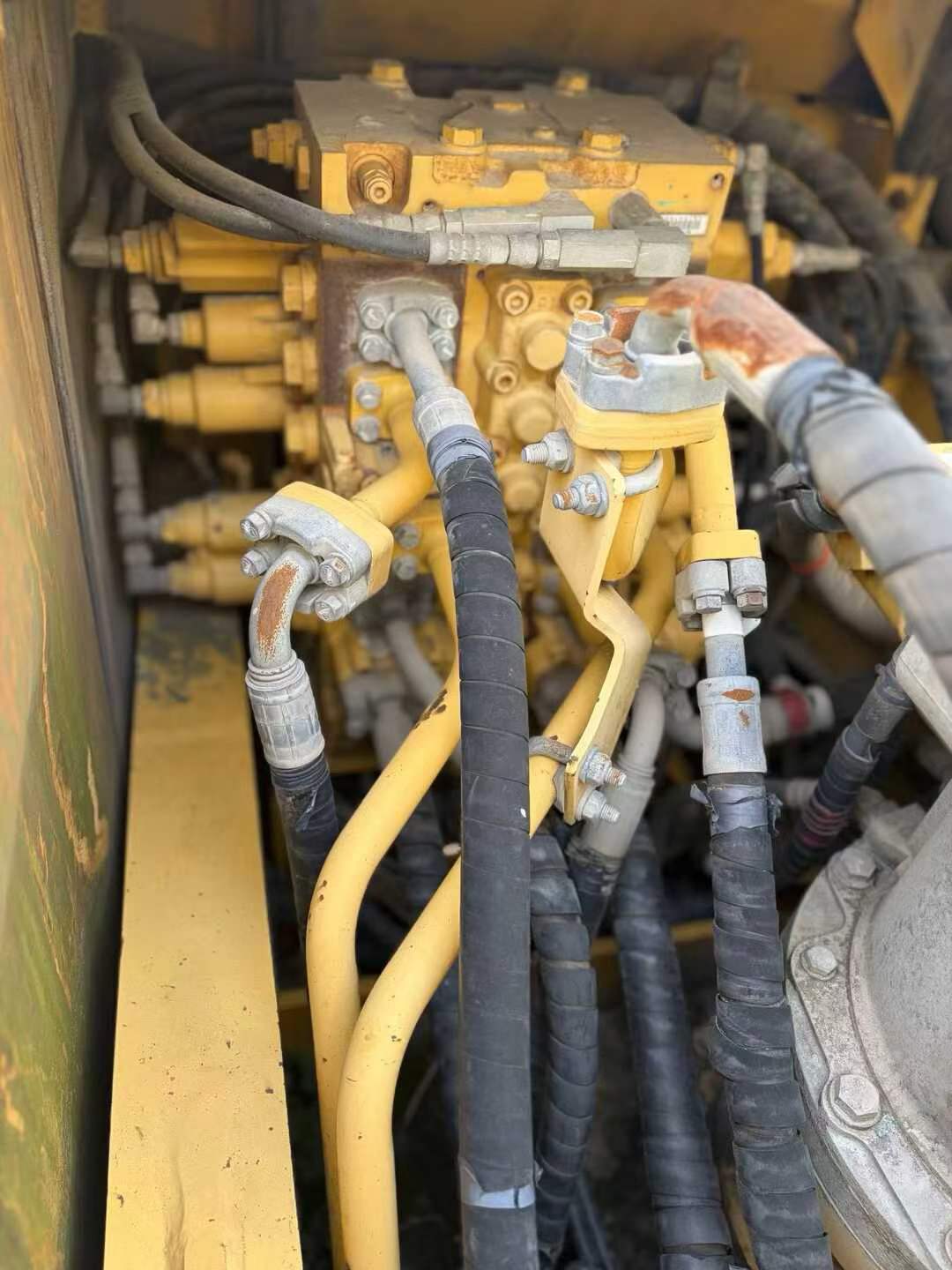 Compre Excavadora Komatsu HB215LC-1 Usada / 5