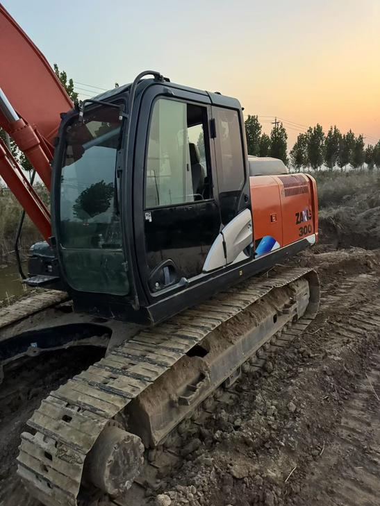 Buy Hitachi EX210 Used Excavator / 1