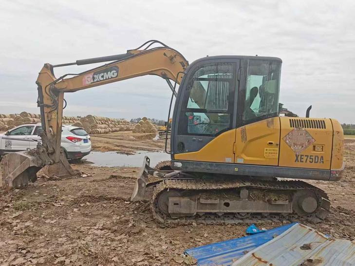 Buy XCMG XE75C Used Excavator / 1