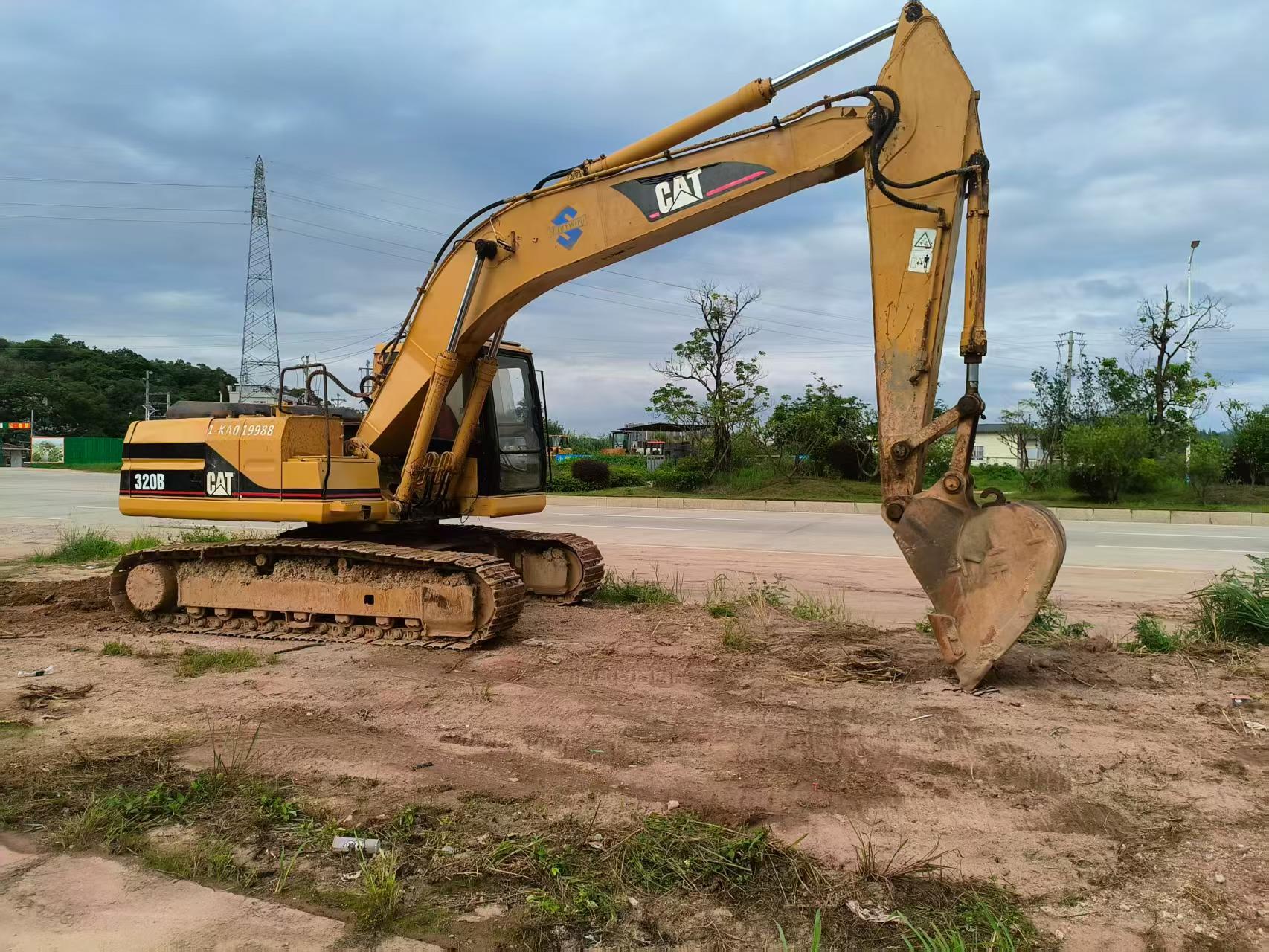 Buy Caterpillar 320V2 Used Excavator / 1