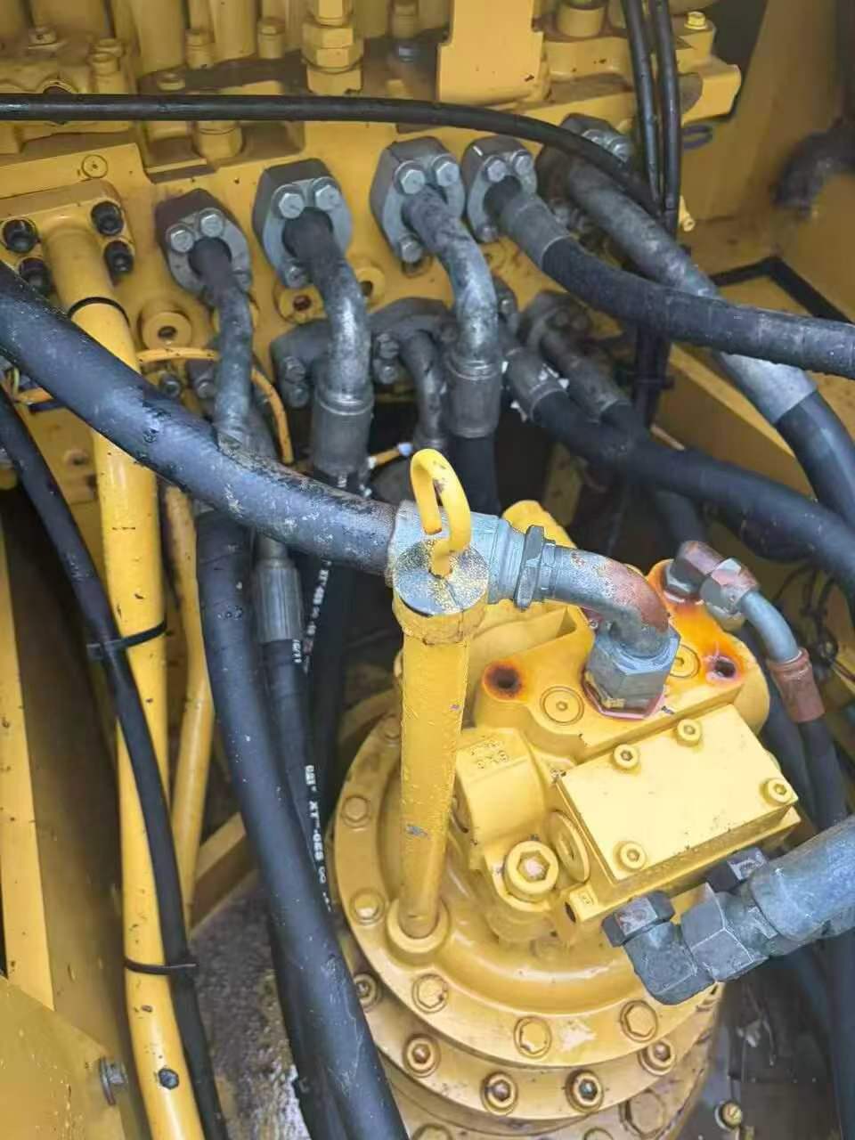 شراء حفارة Caterpillar 323 مستعملة / 4