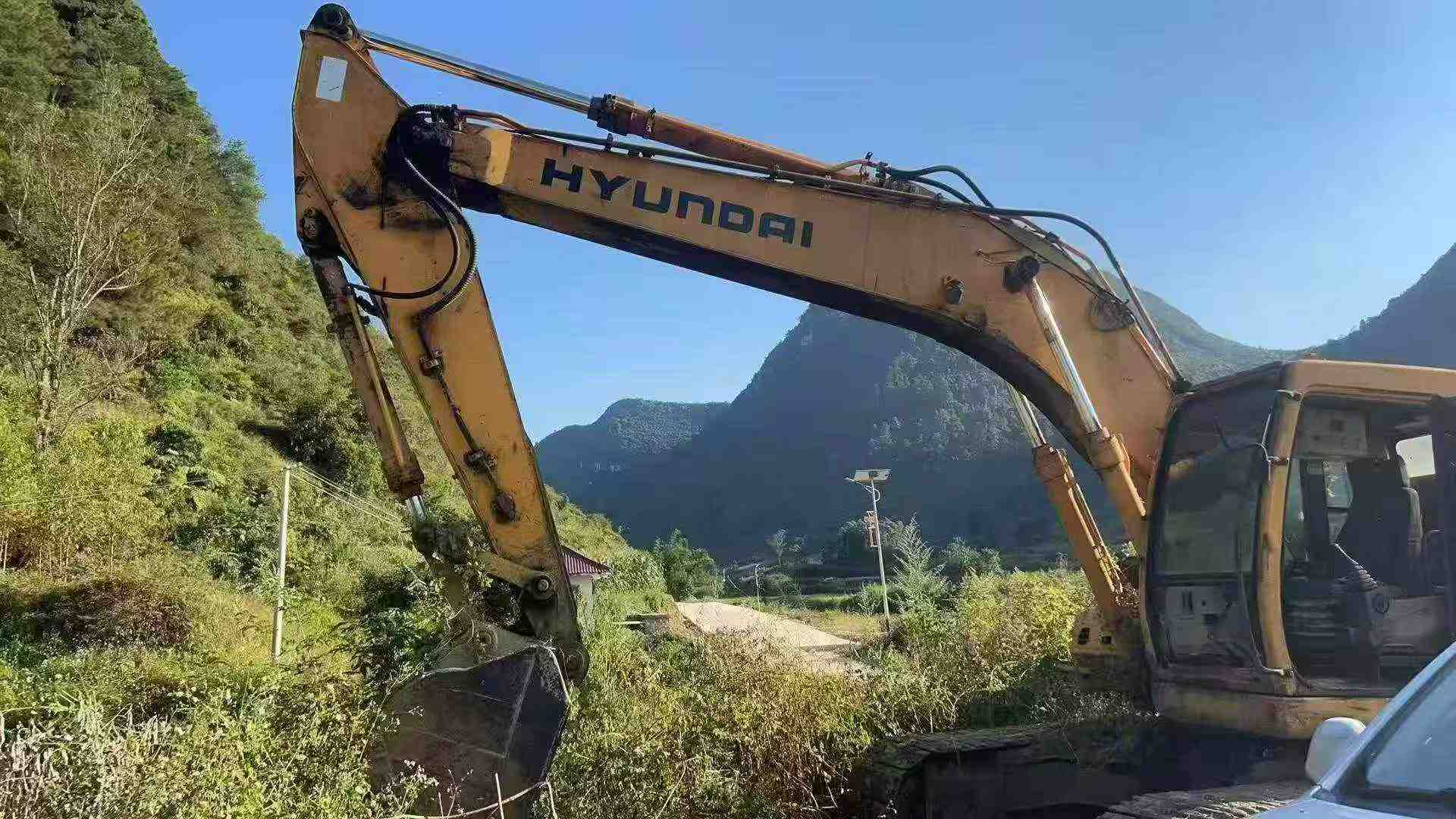 Buy Hyundai R225-7 Used Excavator / 2 Buy Hyundai R225-7 Used Excavator / 2