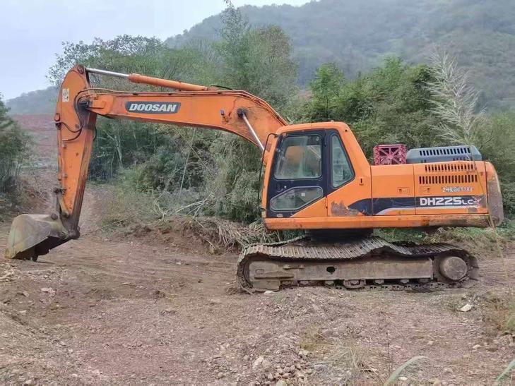 Buy Doosan DH220-9E Used Excavator / 1