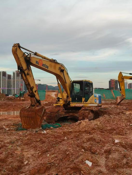 Buy Komatsu PC200-7 Used Excavator / 1