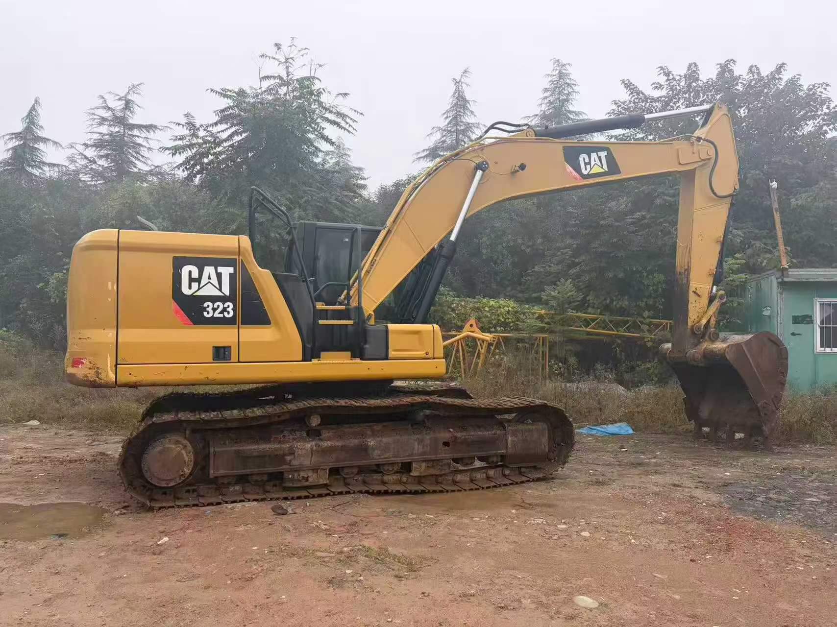شراء حفارة Caterpillar 323 مستعملة / 2