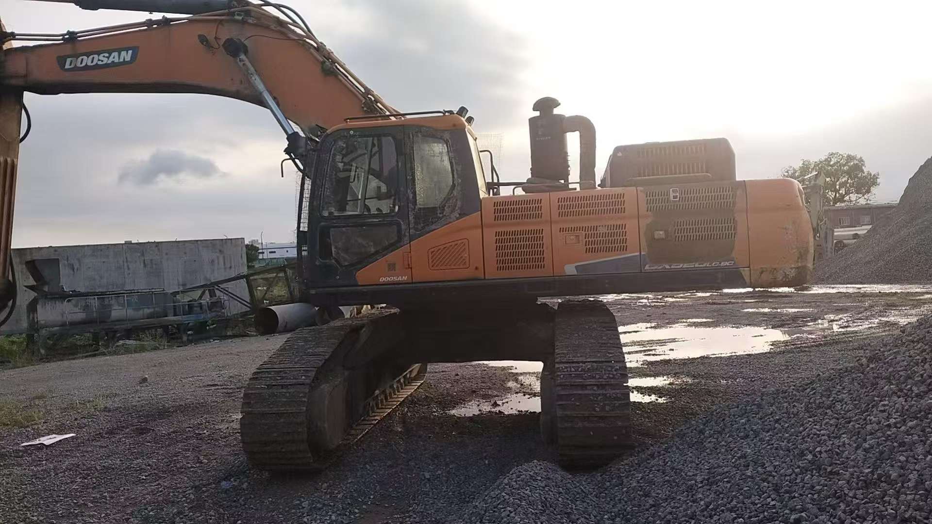 Buy Doosan DX520LC Used Excavator / 3 Buy Doosan DX520LC Used Excavator / 3