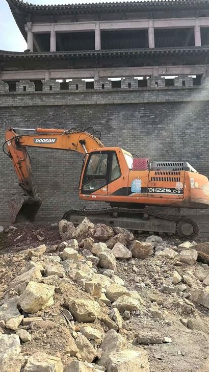 Buy Doosan DH220 Used Excavator / 1