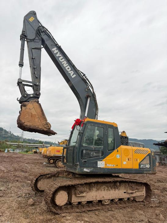 Buy Hyundai R215VS Used Excavator / 1
