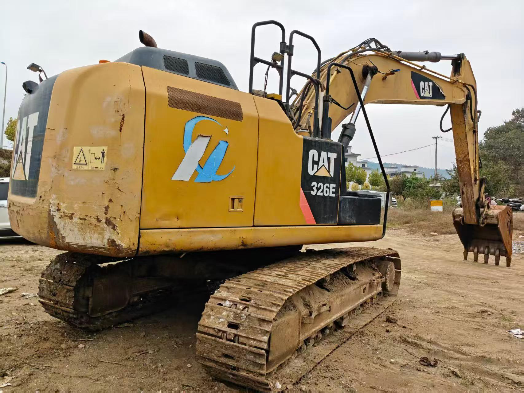 شراء حفارة Caterpillar 320E مستعملة / 2