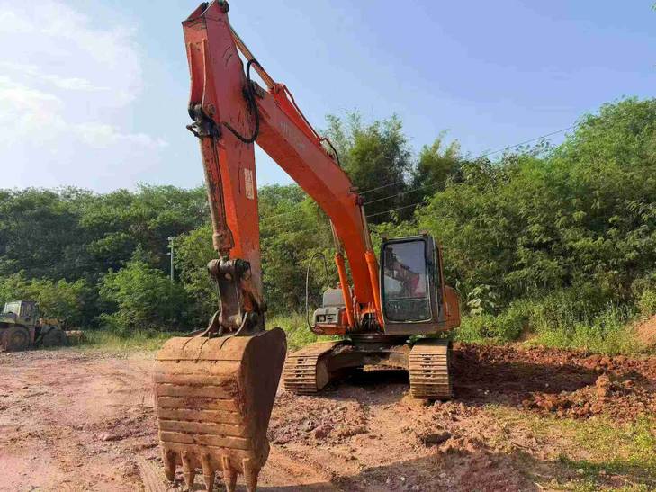 Buy Hitachi ZX200-6 Used Excavator / 1