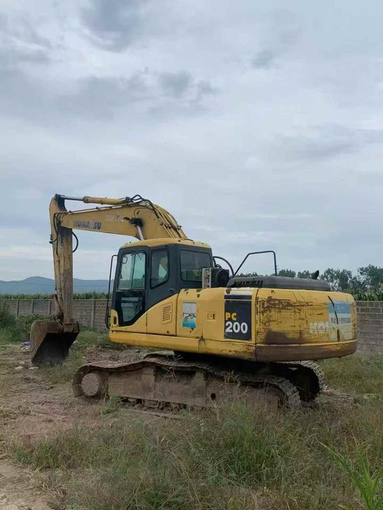Buy Komatsu PC200-7 Used Excavator / 1