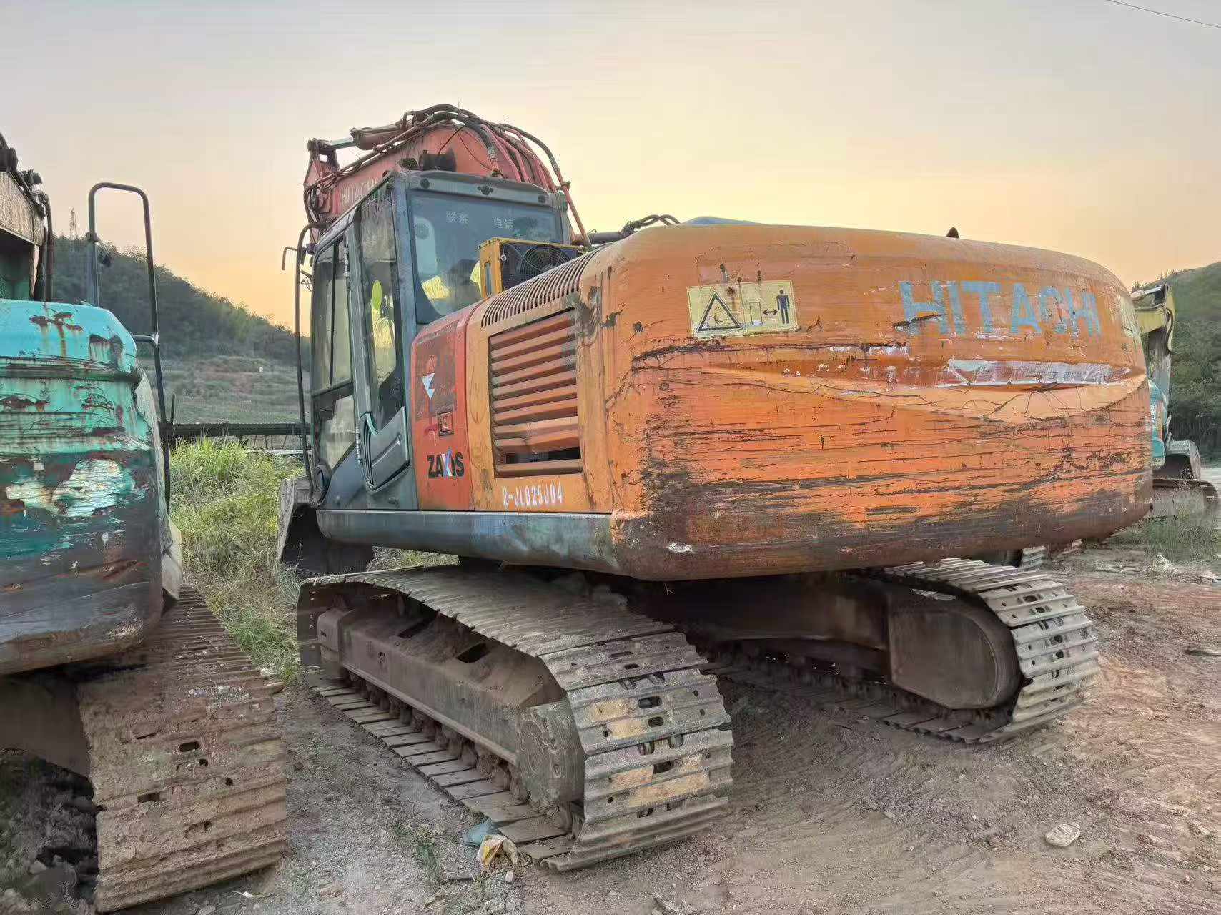 Buy Hitachi EX200-3 Used Excavator / 2