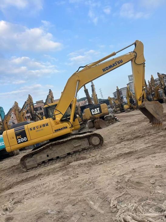 Buy Komatsu PC200-7 Used Excavator / 1