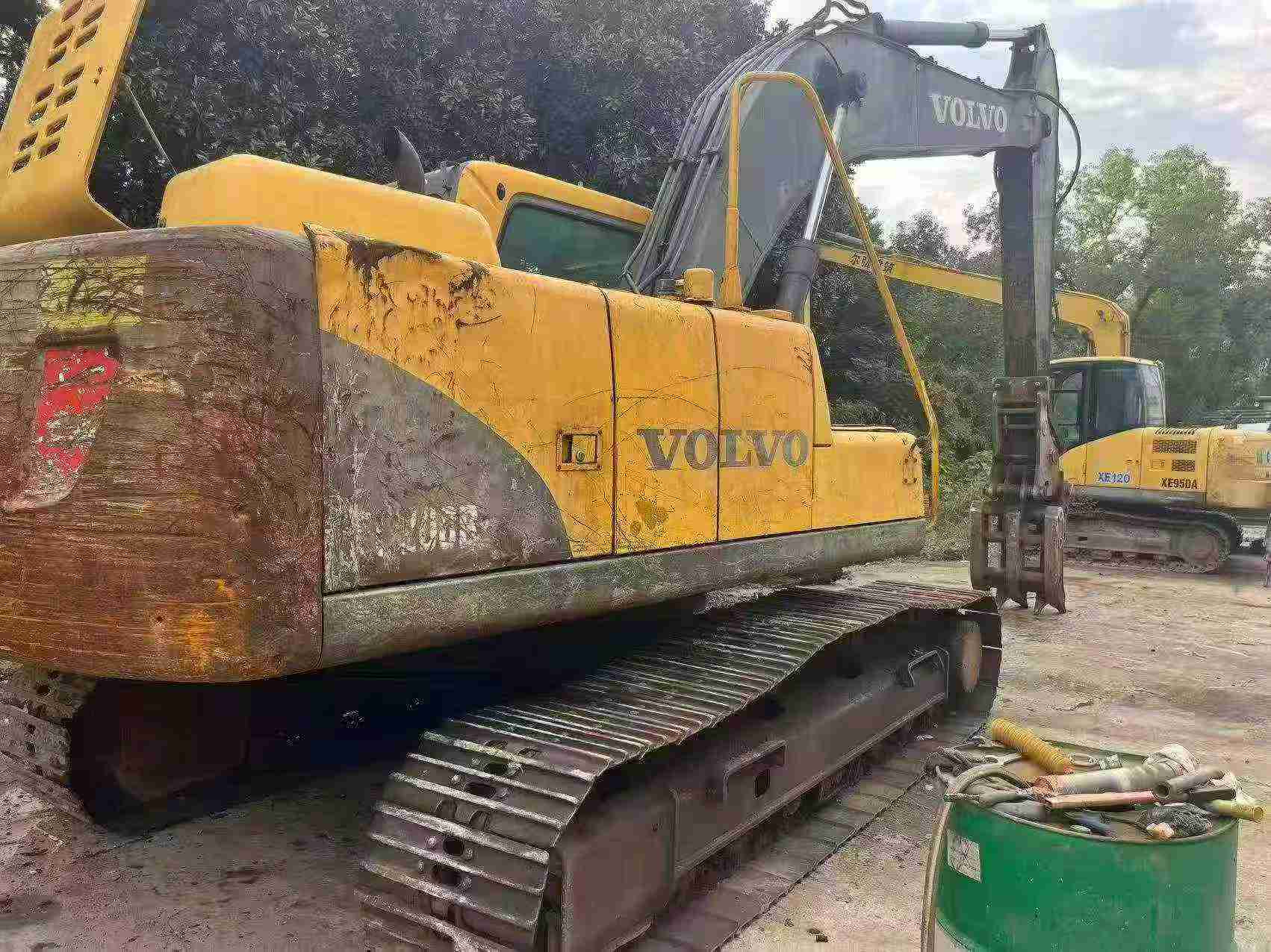 شراء حفارة Volvo EC200 مستعملة / 2