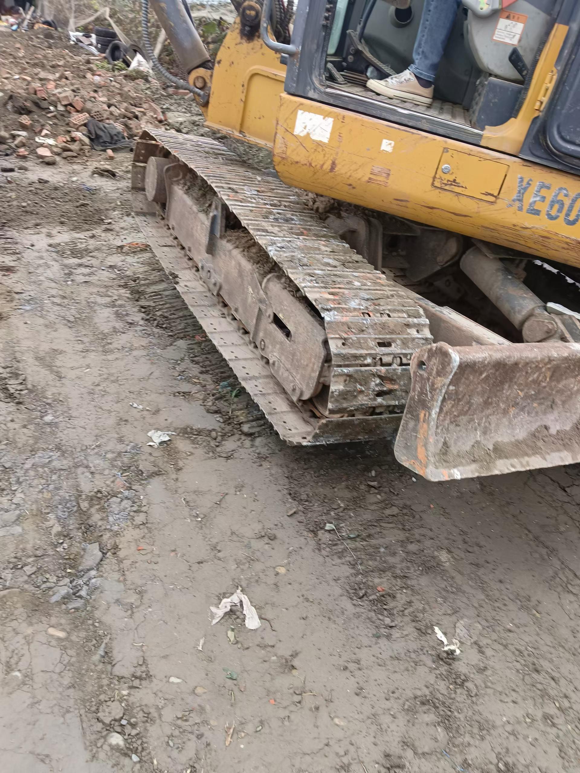 Compre Excavadora XCMG XE60 Usada / 5