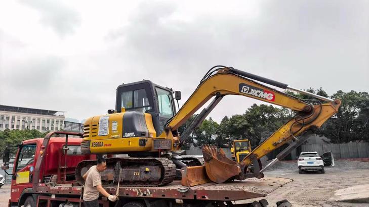 Buy XCMG LW60G Used Excavator / 1